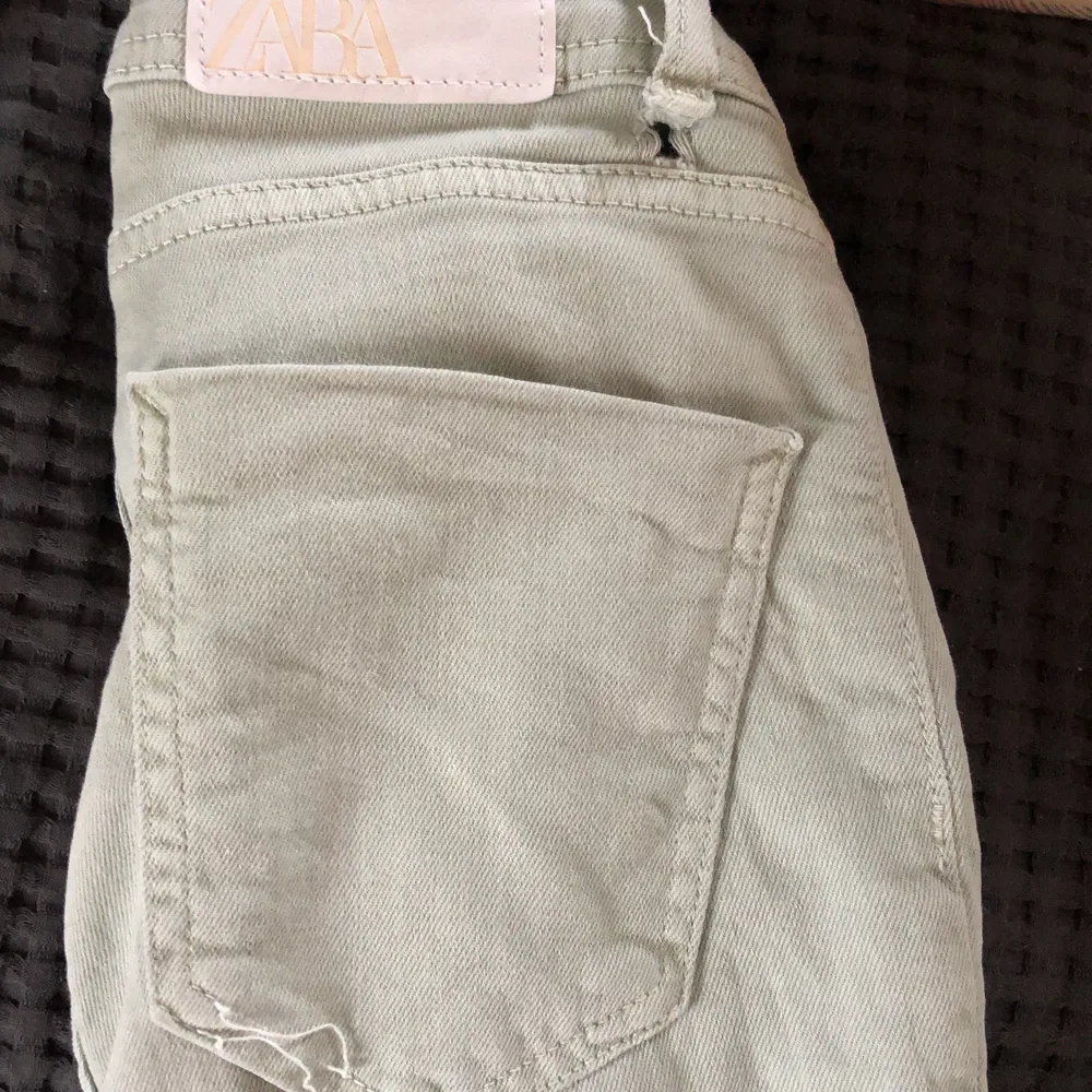 Säljer nu dessa assnygga mintgröna jeansen då de har börjat bli lite försmå! De är i storlek 32 men skulle även säga att de passar en 34a✨ Två deffekter på baksidan som knappast syns!✨✨. Jeans & Byxor.