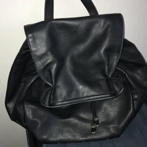 Väska - En söt ryggsäck från Dondonna banden är lite lösa för att tråden har gått upp men det kan man bara sy förutom det finns det inget annat fel på väskan. Frakt tillkommer!