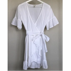 Studentklänning - En kort fin sommarklänning med avtagbart band🤩 Använd endast en gång så fint skick!