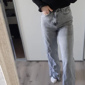 Gråa jeans - Säljer mina fina gråa jeans som jag anvätt fåtals gånger kände inte att det va min typ av jeans dom är i från asos och super fin pass form