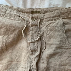 Linnebyxor - Lägger upp igen för att tidigare som skulle köpt var långsam med betalningen. Det är ett par snygga linnebyxor som tyvärr är för små för mig. Köparen står för frakten🥰