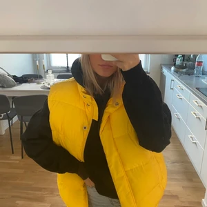 Gul väst - Intressekoll på min älskade gula väst😍 Den är ifrån Stay(carlings) och är så jäkla fin och skön!!! Använd men fortfarande så fin! Du står för frakt😍