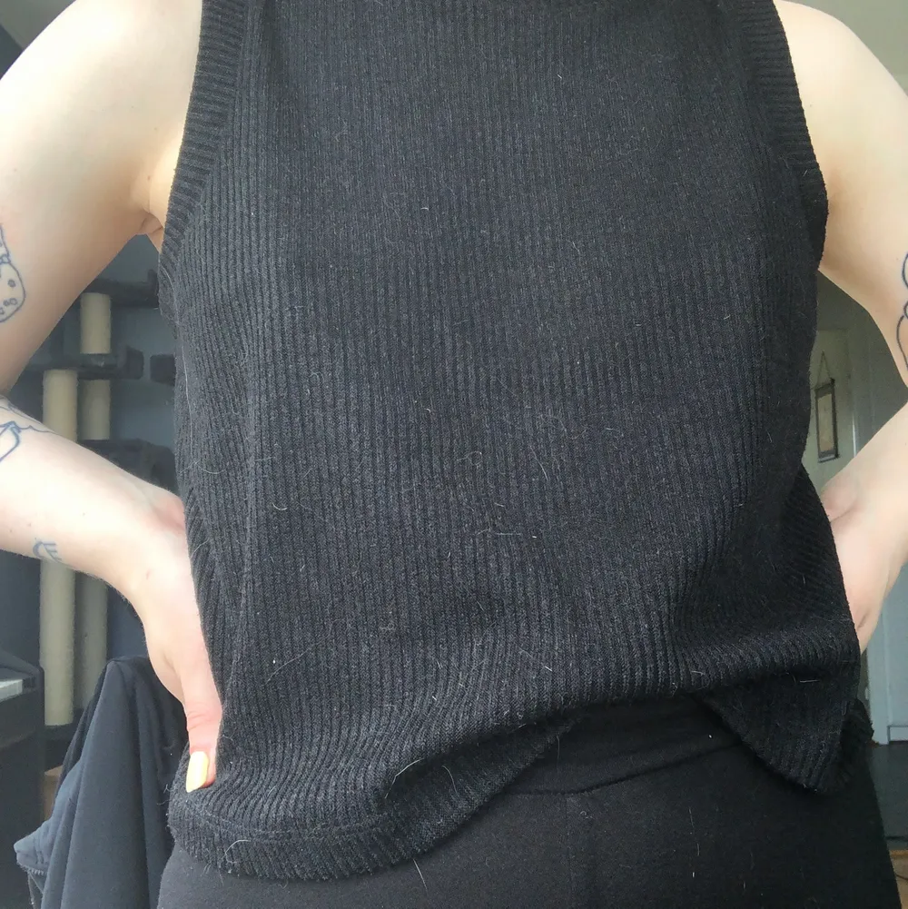En svart pullover från Vero Moda. Använd ca 5 gånger. Snyggt över en skjorta eller turtleneck! Är en S men fungerar bra för mig som brukar ha XS!. Tröjor & Koftor.