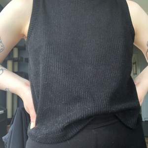 En svart pullover från Vero Moda. Använd ca 5 gånger. Snyggt över en skjorta eller turtleneck! Är en S men fungerar bra för mig som brukar ha XS!