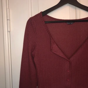 Vinröd Topp SheIn - Trendig vinröd topp från Shein i fint skick då den aldrig är använd. Den är i storlek M men något kort i längden så skulle snarare säga XS/S. 