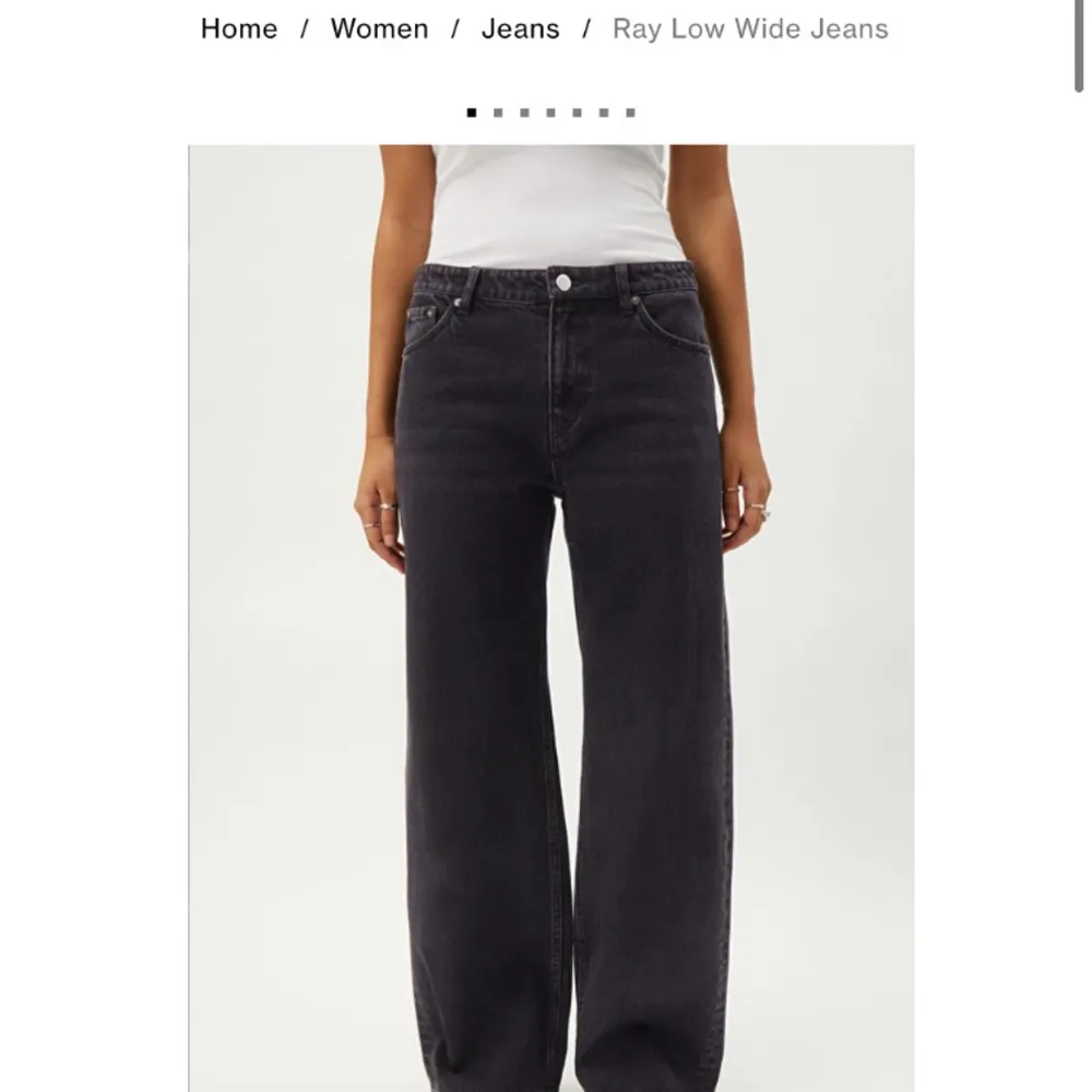 NYPRIS: 600kr Helt oanvända och nya jeans från weekday som e skit snygga o lågmidjade men ändå baggy. Perfekta jeans! . Jeans & Byxor.