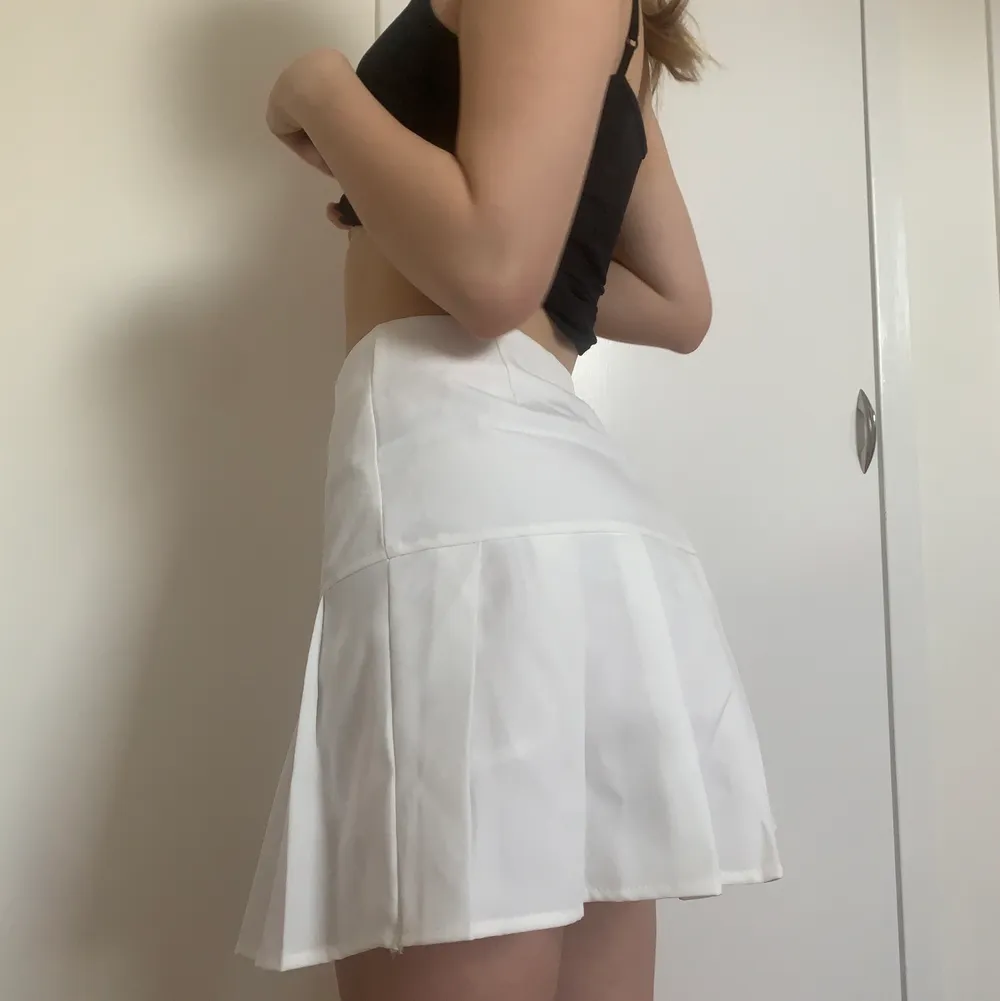 Super cute tennis kjol som jag köpt ifrån shein. Är 161 cm och den sitter jätte bra på mig och kanske ännu snyggare på någon längre då den är lite för lång för min smak. Köparen står för frakten 💕. Kjolar.