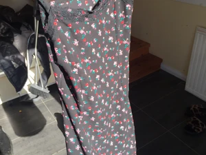 Klänning - En svart klänning med blommor på sig, suuuuper gullig och fin! Aldrig använt själv men tidigare ägare vet jag ej nånting om. Men den är i bra skick och materialet är super! En riktig sommarklänning enligt mig. Storleken S men passar även XS. Säljer för 100kr + frakten som går på 66kr. 💗🖤 (sammanlagt 166kr).