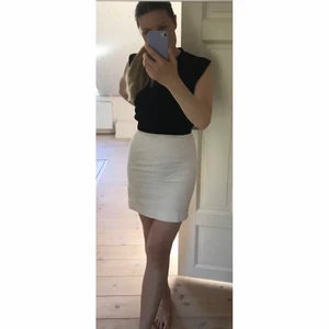 Vit kjol pennkjol denim jeans kortkjol &Other Stories strl 34 - Fräsch Vit kjol / pennkjol i jeanstyg med hög midja som sitter jättefint från &Other Stories i strl 34. Säljes pga. för liten, Snygg till sommaren i fint skick