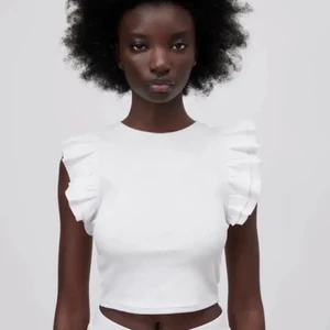 Volang t-shirt  - Hej säljer min nya fina t-shirt från zara. Den är slutsåld på hemsidan. Den är lite kroppad och skulle passa allt från xs-m själv är jag en M men den är lite kort för mig så passar bättre s-xs. Ändats provad. Köp direkt för 160