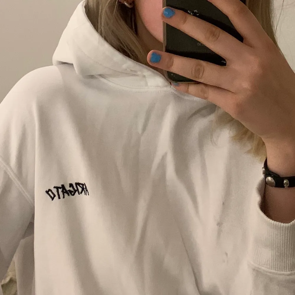 Säljer denna oversize unisex hoodie än från Axel arigato! Har små fläckar som inte går bort men inget man tänker på! Strl xs. Hoodies.