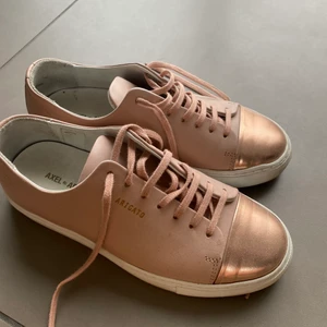 Axel Arigato skor - Jag säljer dessa Axel Arigato skor i ett super bra skick! De är bara lite smutsiga runt sulan alltså det vita längst ner, men 100% användbara, jag tycker dessa skor är sjukt fina men det har också blivit för små!🤩