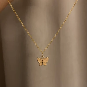 Halsband med fjäril! - Halsband med fjäril! Kedjan är i guldfärgad mässing! 