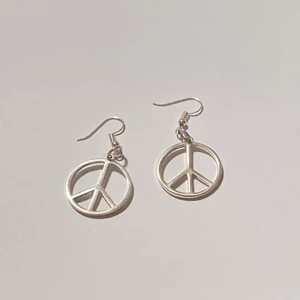 peace örhängen ☮️  - ett par peace örhängen :) ☮️