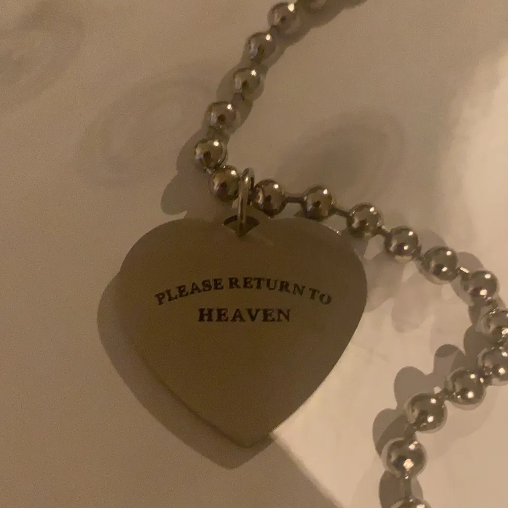 Det här halsbandet är en kopia av igirl pendent och det står ”please return to heaven på baksidan”.. Accessoarer.