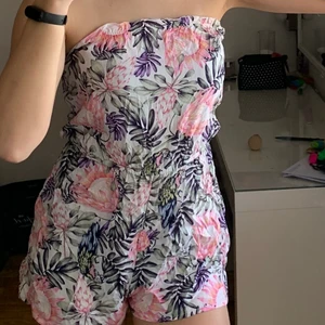 OFF SHOULDER JUMPSUIT - Asgullig jumpsuit i väldigt luftigt och skönt tyg med resår både i midjan och vid axlarna så den sitter på plats hela dagen. Perfekt på sommaren! Strl. 34 och passar en XS-S perfekt! 