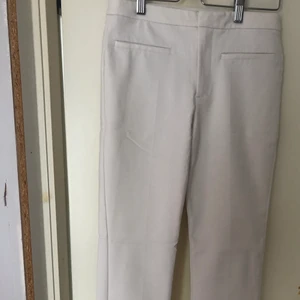 Kostymbyxor  - Kostymbyxor från zara, köpta här på plick men aldrig använda av mig. De är skrynkliga för dem varit undanlagda ett bra tag. Köparen står för frakt. Katt finns i hemmet. Pris går att diskutera 