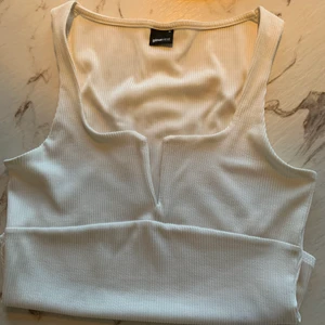 Body med urringning  - En body med snygga detaljer. Urringningen är formbar så du väljer själv hur mycket/lite du vill visa! Använd ett fåtal gånger och fått så mycket komplimanger för toppen då! Den är något liten för mig med lite större byst vilket gör att jag aldrig skulle kunna ha BH på mig under, jag har storlek D i byst. 