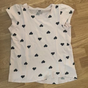 En tröja från H&M som är från 8-10 år (134-140)  - En sommar tröja från H&M som är från 8-10 år (134-140). Den är som hel ny.