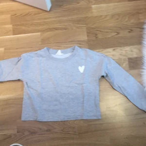 En tröja från H&M från 8-10 år (134-140)  - En perfekt tröja till vintern 8-10 år (134-140) från H&M. Har använts 1 gång. 