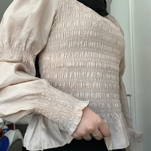 Topp - Hej, säljer den här fina toppen från Gina tricot. Den är helt ny och är bara testade. Kostade 399kr. Och säljer den för 200. Storleken är M men funkar även som S☺️🥰                                 Kan skicka fler bilder vid intresse