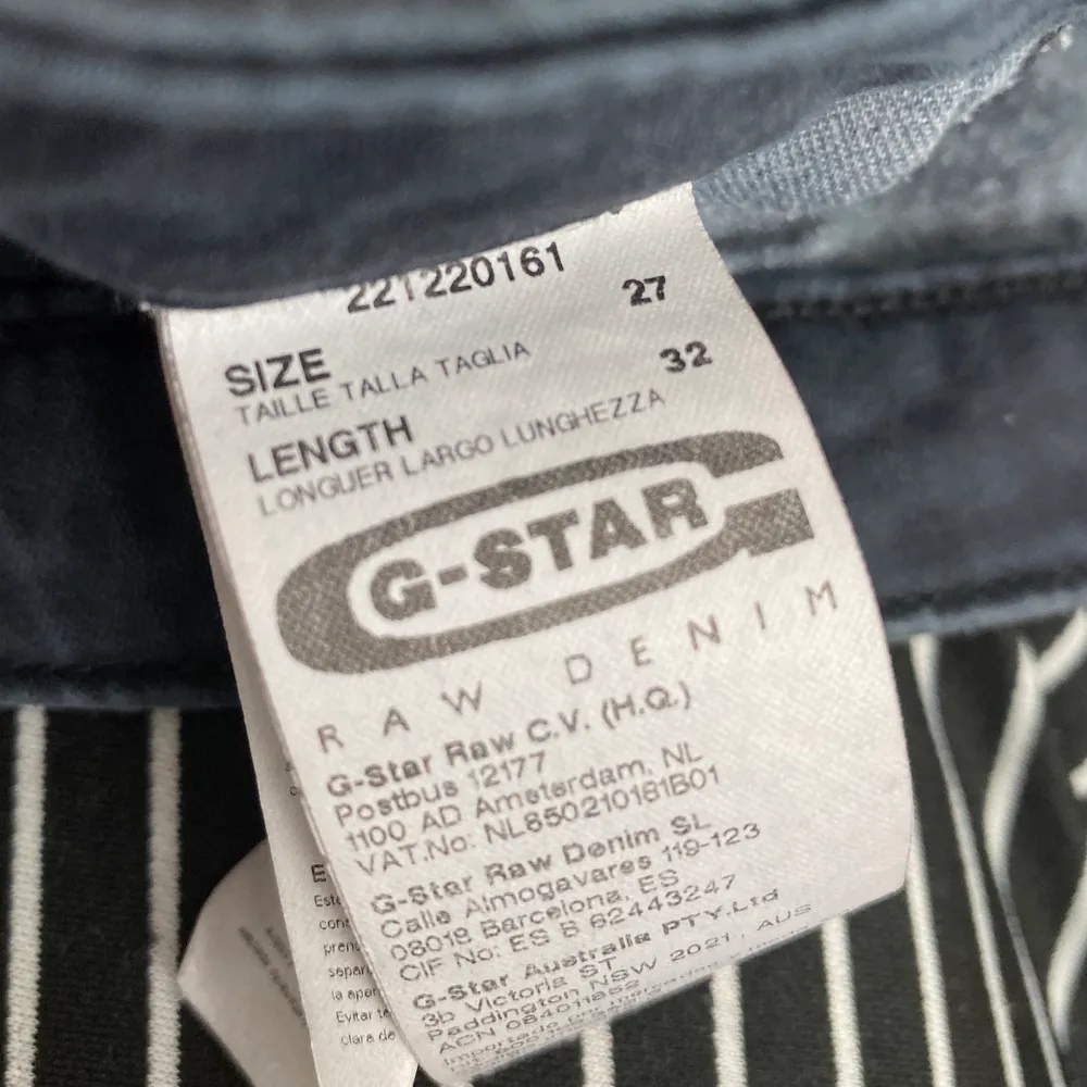 Mörkgråa jeans, nästan svart Märke:G-Star strl: 27. Jeans & Byxor.
