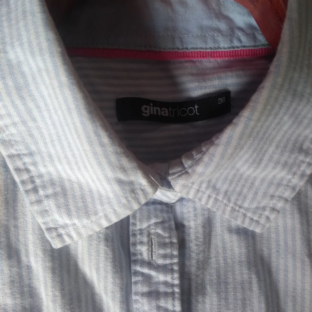 En randig skjorta från Ginatricot :). Skjortor.