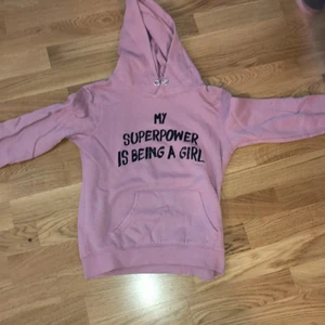 Tröja från H&M  - En tröja från H&M som är bra till vinter och jätte varm. Den är för tjejer till 10-12 år (146-152).