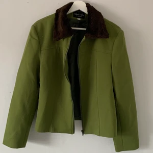 Jacka  - Grön jacka med ”päls”krage från number one by kappahl. Strl:42 men passar allt från Xs-M beroende på hur man vill ha den.                                                        Köparen står för fraktkostnaden! 😊