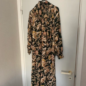 Klänning - En jättefin och skön vadlång klänning från H&M! Mycket bra skick!