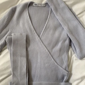 Tröja - säljer min fina ljusblåa tröja från zara, skulle säga att den är lite mer som M då det går att knyta upp den vid midjan. kom gärna privat för fler bilder☺️ (köparen betalar för frakten)❤️❤️