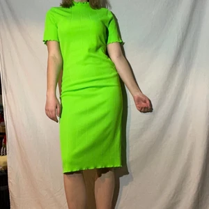 Grön klänning  - Jättefin figursydd klänning i grön färg! Storlek L men den passar även M. Fint skick!💚