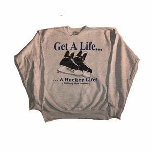 Get a life - vintage swestsjirt - En väldigt fin grå sweatshirt du kan använda dp men baggy fit. Har ett väldigt coolt tryck som är lite vinterrelaterat men kan användas närsomhelst. Köpt i Aspen USA