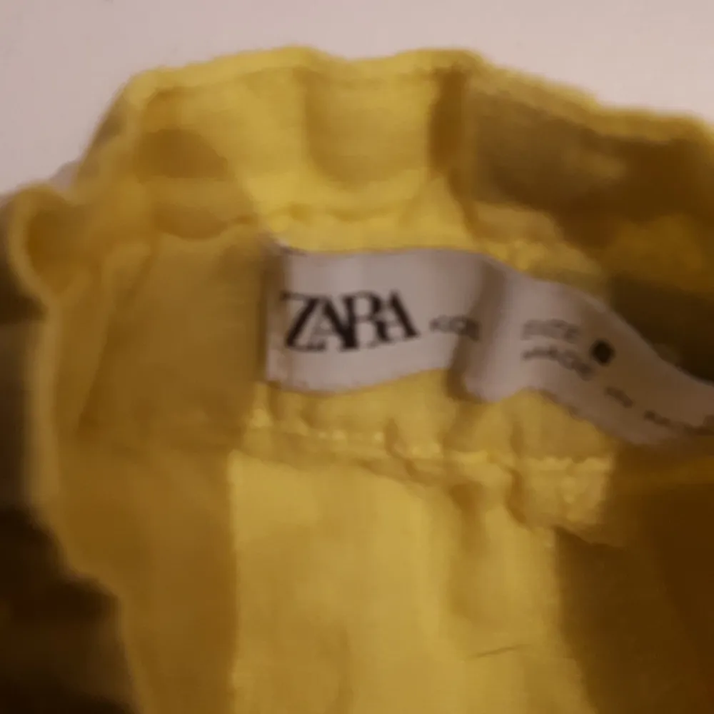 Ett par gula Zara shorts, bra skick och används bara 1-3. Sälj pgn av inte används mer.. Shorts.