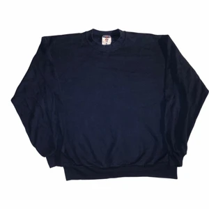 WOOLF - vintage sweatshirt - En fin mörkblå/marinblå sweatshirt som har ett otroligt coolt tryck på ryggen som man kan dra en referens till Wolf of wallstreet. Köpt på en secondhandbutik i new york