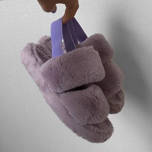 Tofflor - Lila tofflor, aldrig använda <3 beställde i strl 39 men det är en rätt liten i storlek, passar 38 även