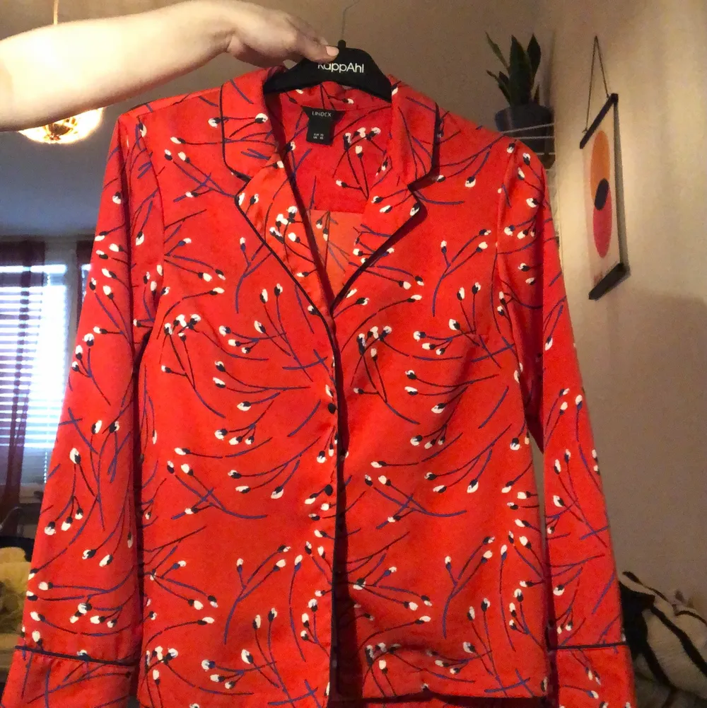 Röd skjorta från Lindex. Använd ca 10 gånger. Skjortan är rak i modellen. Köparen står för frakten!. Skjortor.