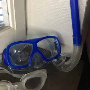 Snorklingset + simglasögon - Säljer ett snorklingsätt med ett par vanliga simglasögon på köpet. Det går att justera storleken på båda glasögonen. Perfekt nu inför sommaren! Kunden står för frakten, om man inte kan mötas upp i Göteborg☺️