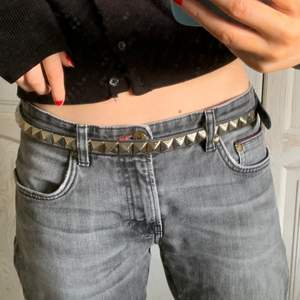 Trendigt bälte med nitar som passar till jeans, byxor eller kjol! pris+frakt