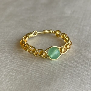 Ring  - Handgjord ring med ädelstenen Jade 🧞🔮.                                      Betydelse: Jade är känd för sina helande energier, och den läker bland annat undertryckta känslor som har en negativ påverkan på vårt liv. Det är också en kristall som hjälper oss att bli av med skuld, och som kan hjälpa oss att skapa bättre relationer inom familjen eller arbetsplatsen. (Beksrivning hämtad från lotusblomman.nu 🧘‍♀️).  Kan göra önskad storlek!