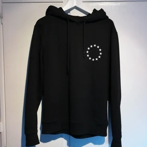 Exklusiv Études hoodie Size S/M - Storlek S men funkar även som M-nypris runt 2700- 9/10 försiktigt använd inget synligt slitage