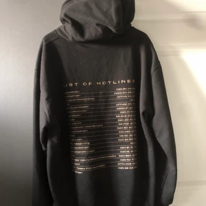 Hoodie - En svart Hoodie, med brunt tryck på ryggen. Jag köpte den från ett UF-Företag, (List of hot lines) för 349kr. Den är använd ca 3 ggr och i superfint skick. Den är lite liten i storleken, så sitter mer som en L. 