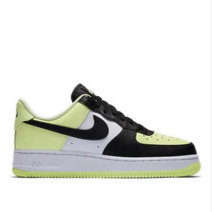 Nike Air Force 1 - NEON GREEN - Använda 1 månad, inga slitningar, typ inga täcken på använding. Tvättas innan jag skickar 🥰👍🏻💥❤️ dma vid intresse ✨☺️ köpta för 220$