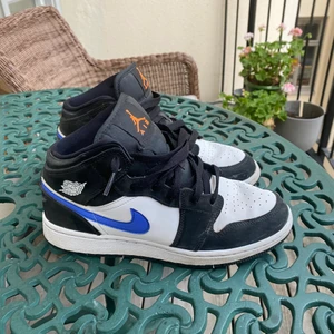 Jordan 1 Mid GS’ Black Racer Blue’ - Jordan 1 Mid GS’ Black Racer Blue’ köpte på foot locker för några månader sen. Säljer p.g.a  att de har blivit för små för mig och inte kommit till så mycket användning. Skick: 8/10 
