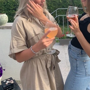 LINNEKLÄNNING MANGO💚 - En superfin klänning i linnematerial från Mango. Ej kommit till användning tyvärr, endast en gång så kvaliten är som ny! Jag är 170cm! Köparen står för frakten🤍