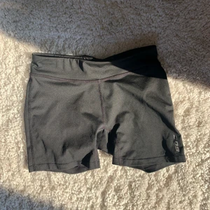 Träningsshorts - Svarta träningsshorts från SOC i strl 134/140. Jättesköna att träna i, men säljer pga att de är för små.