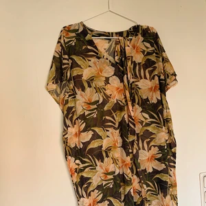 Kimono - Luftig kimono med band i midjan. Passar xs-s.🤍
