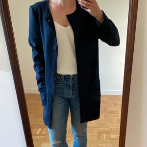 Kappa, marinblå, från Vila stlk S - Säljer min fina kappa från Vila! Den har ett skönt innertyg som gör att den lätt glider på, lätt fodrad och passar vår/tidig höst. Storlek S. Rak, nätt passform, jag är 168. Hör mer än gärna av dig vid frågor 🌼