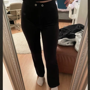 Mjukisbyxor i sammetsmaterial - Svarta raka mjukisbyxor i sammetsmaterial från ginatricot. Storlek xs. Använda men i mycket bra skick. Eftersom de är lite för små för mig sitter de lite tajtare, men passformen är i vanliga fall rak. Säljer även den matchande koftan till dessa byxor. 