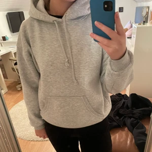 Grå hoodie - Grå hoodie från bikbok i storlek xs. Lite oversized. Använd, därmed lite nopprig. 
